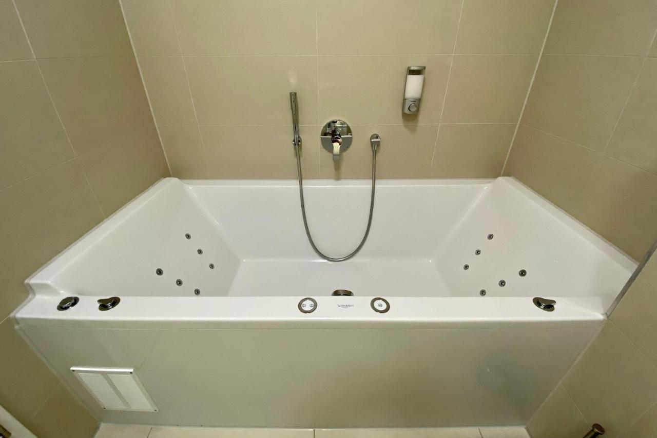 Alpen-Panorama Suite - Einzigartige Privatsuite Hoch Ueber Muenchen, 12Tes Og, Alpenblick, Loggia, Whirlpool, 15 Minuten Zum Zentrum, Ruhe Und Erholung In Der Stadt Muenchen Fuer Privat Und Geschaeftlich Reisende 外观 照片